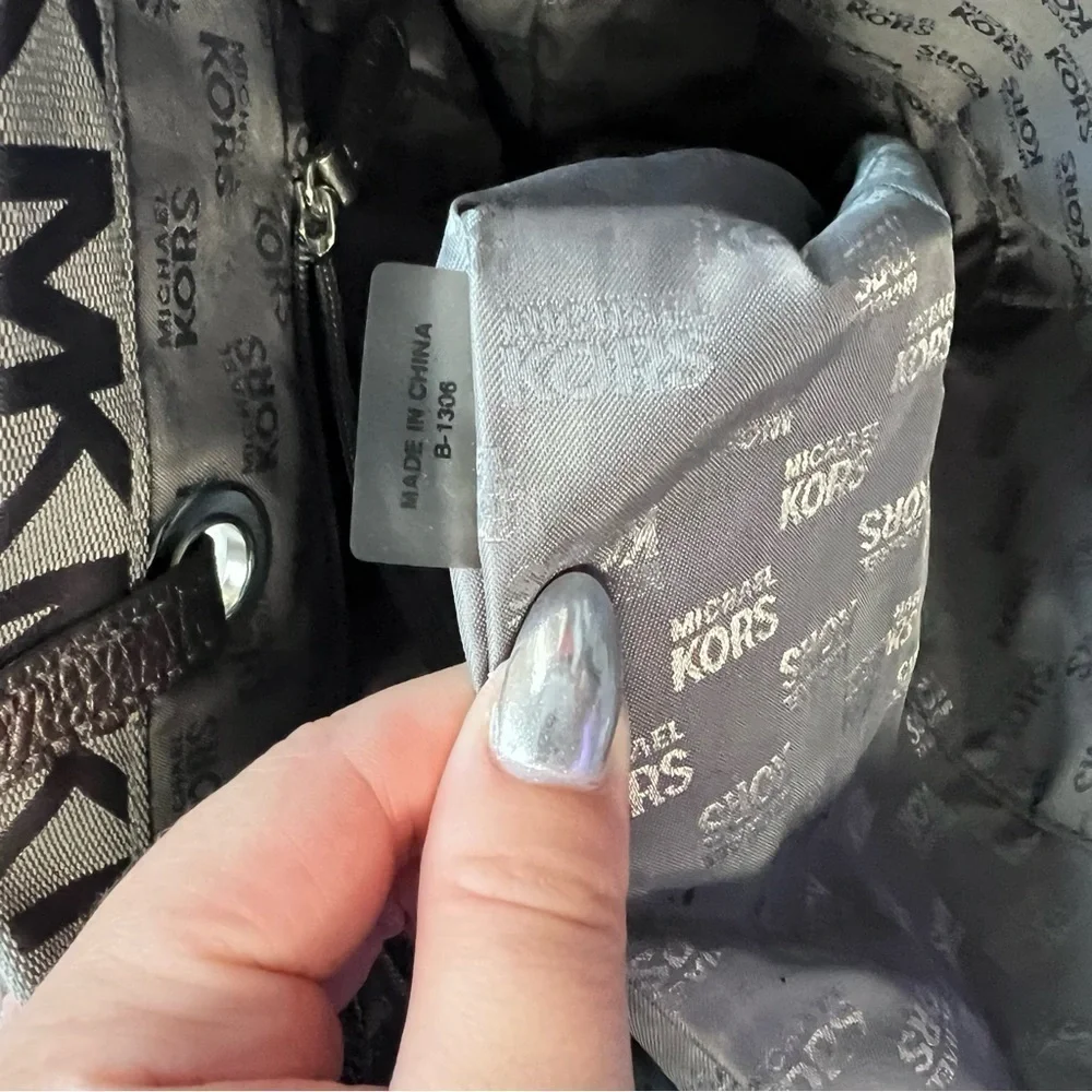 Stunning Silver Metallic Michael Kors Leather and Jacquard Logo Tote 🩶🩶